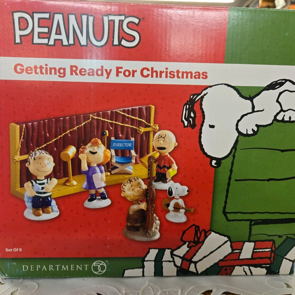RARE! Retired Collectable Snoopy Peanuts Dept 56 Getting ready For Christmas